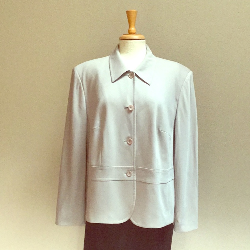 Medium weight boxy classic wool gabardine blazer